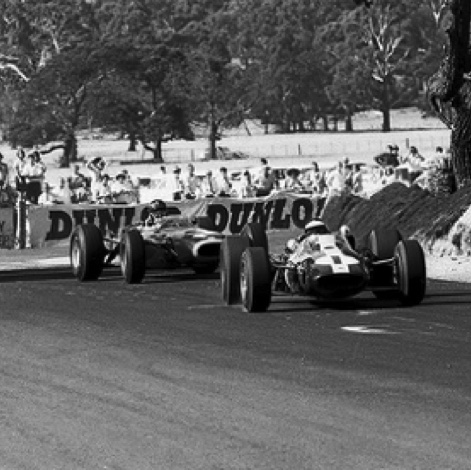 Après Stewart, c'est Graham Hill qui donne du fil à retordre à Jim !